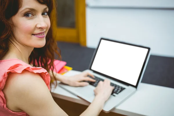 Mogen student i föreläsningssal med laptop — Stockfoto