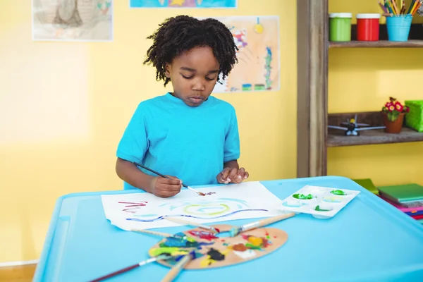 Niño feliz pintando en una sábana — Foto de Stock