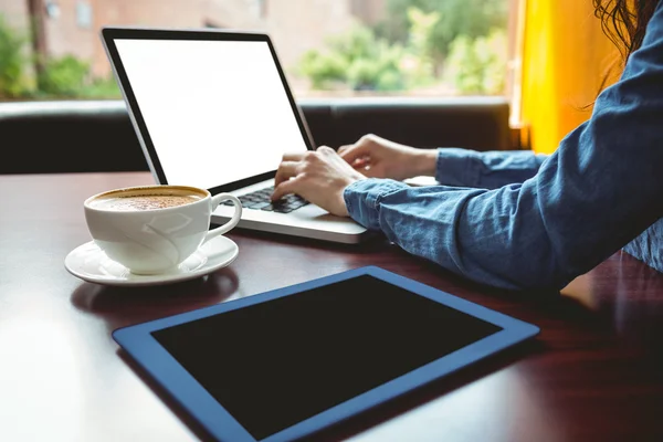 Studente che utilizza computer portatile in caffè — Foto Stock