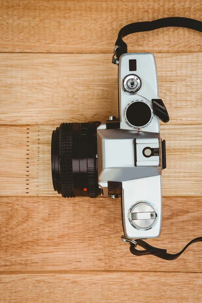 Vecchia macchina fotografica sulla scrivania di legno — Foto Stock