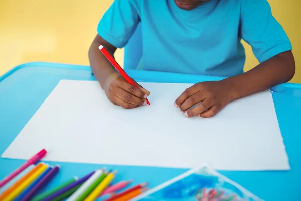 Школьник рисует на простыне — стоковое фото
