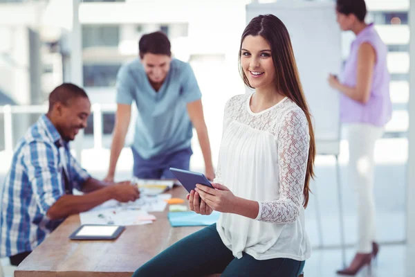 Kreativer Arbeiter mit Tablet — Stockfoto