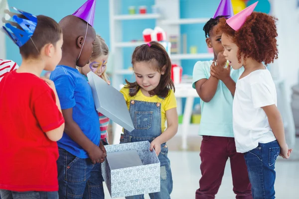 Glückliches Mädchen öffnet ein Geschenk — Stockfoto