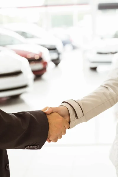 Venditore stringere la mano a un cliente — Foto Stock