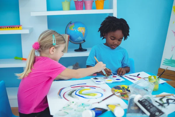 Boldog gyerekek élvezi a művészet és a kézművesség festés — Stock Fotó