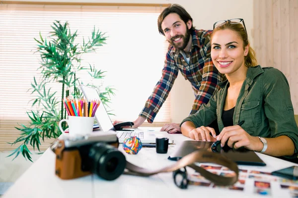 Creatieve team werken bij Bureau met laptop — Stockfoto