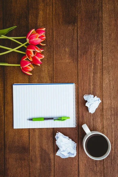 Rote Blumen und eine Tasse Kaffee — Stockfoto