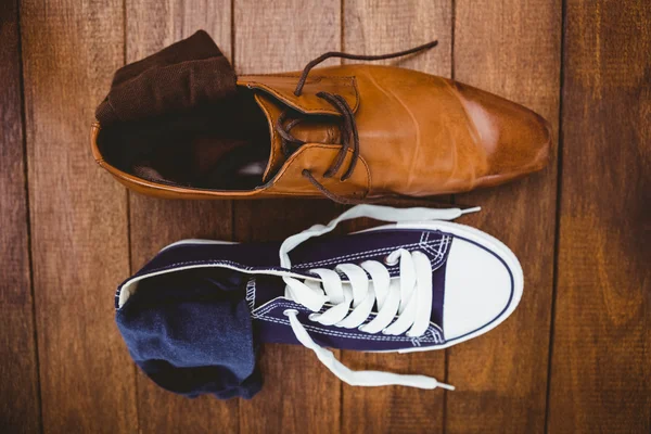 Dos zapatos diferentes en tablón de madera —  Fotos de Stock