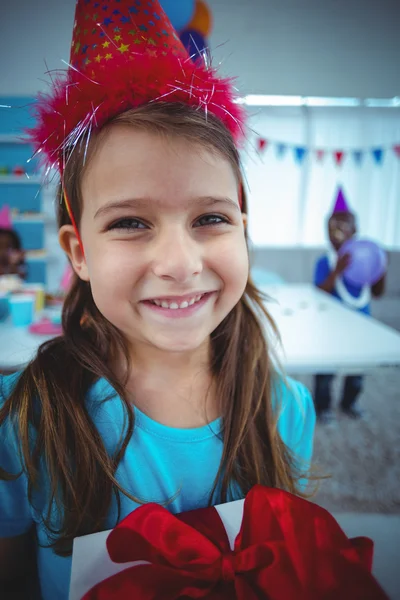 Sonriente chica sosteniendo un regalo — Foto de Stock