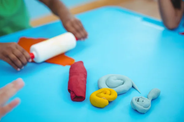 Lachende kinderen met behulp van modellering klei — Stockfoto