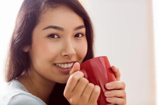 Mujer asiática relajándose en el sofá con café —  Fotos de Stock