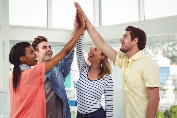 Glückliches kreatives Team mit motivierender Geste — Stockfoto