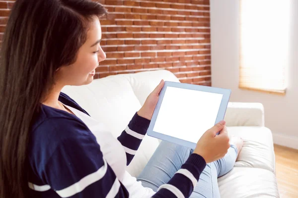 Mulher asiática no sofá usando tablet — Fotografia de Stock