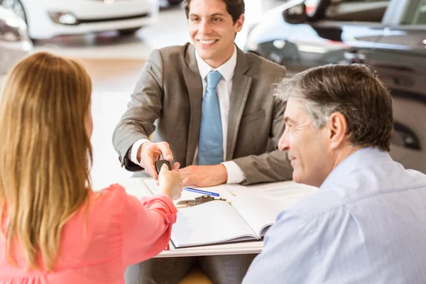 Couple souriant achetant une nouvelle voiture — Photo