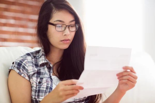 Asiatische Frau auf der Couch Brief lesen — Stockfoto