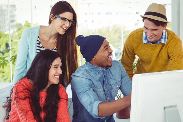 Equipo creativo teniendo una reunión — Foto de Stock