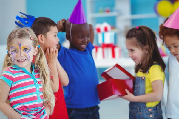 Glückliches Mädchen öffnet ein Geschenk — Stockfoto