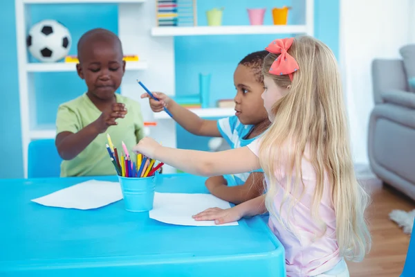 Niños felices disfrutando de artes y manualidades juntos — Foto de Stock