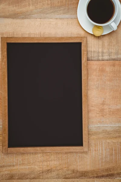 Grande quadro negro contra prancha de madeira — Fotografia de Stock