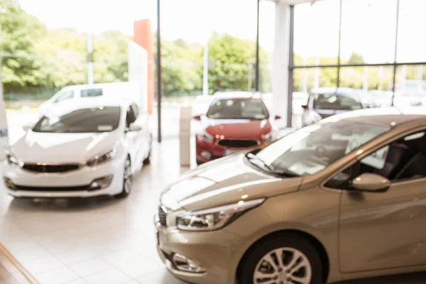 Fila de coches nuevos en la sala de exposición de coches nuevos —  Fotos de Stock