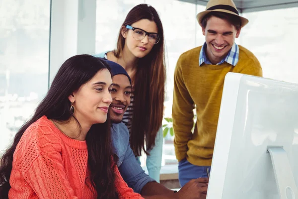 Creatieve team met een bijeenkomst — Stockfoto