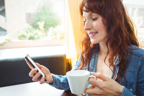 Matura student folosind telefonul în cafenea — Fotografie, imagine de stoc