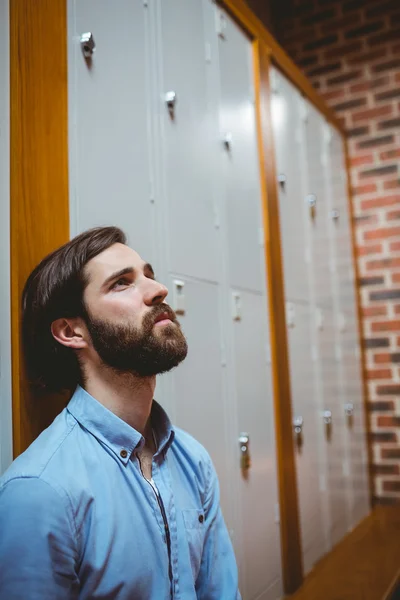 Koridorda üzgün hipster öğrenci — Stok fotoğraf