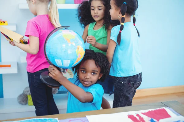 Grupo pequeño de niños jugando con juguetes — Foto de Stock