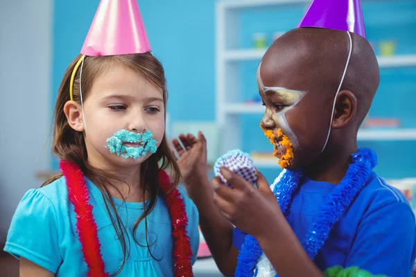 Bambini sorridenti con la glassa sul viso — Foto Stock