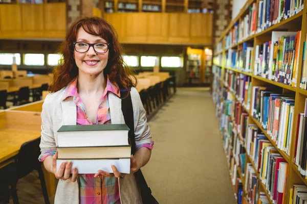 Mogen student i biblioteket — Stockfoto