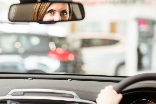 Donna al posto di guida guardando allo specchio — Foto Stock