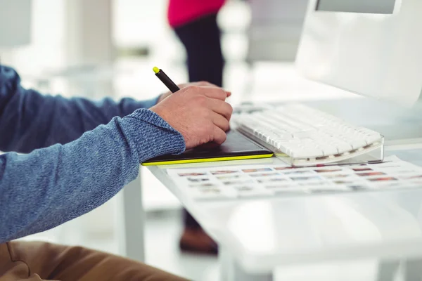 Grafisk formgivare på sitt skrivbord — Stockfoto