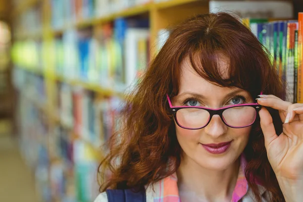 Reife Studentin in der Bibliothek — Stockfoto