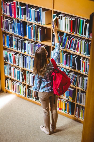 Volwassen student in de bibliotheek — Stockfoto