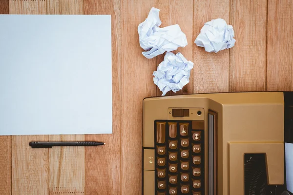 Vieja máquina de escribir y papel en escritorio de madera — Foto de Stock