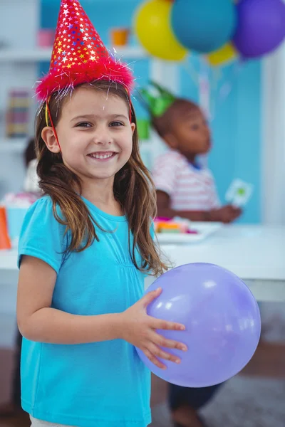 Criança feliz segurando um balão — Fotografia de Stock