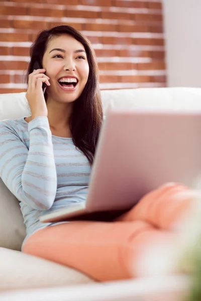 Mulher asiática no telefone usando laptop — Fotografia de Stock