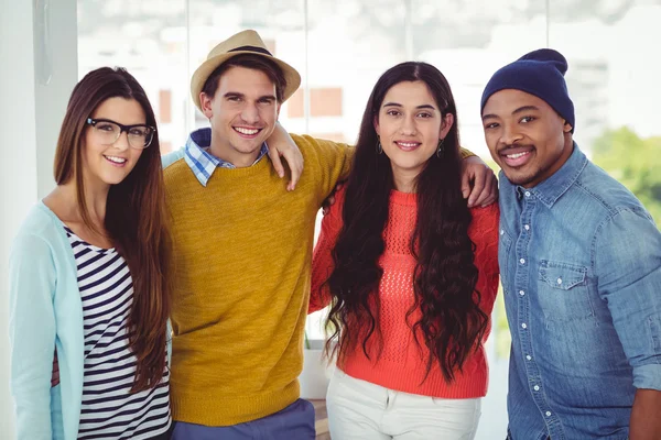 Jovem equipe criativa sorrindo — Fotografia de Stock