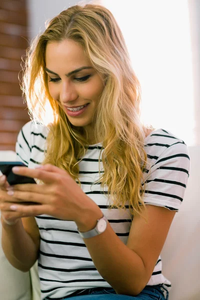 Hübsche Blondine am Telefon — Stockfoto