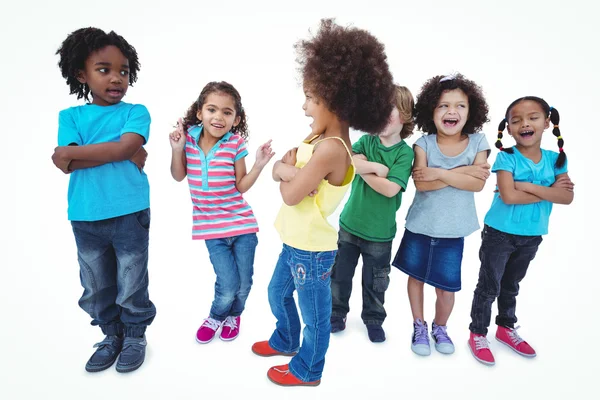 Niños de pie juntos con los brazos cruzados —  Fotos de Stock