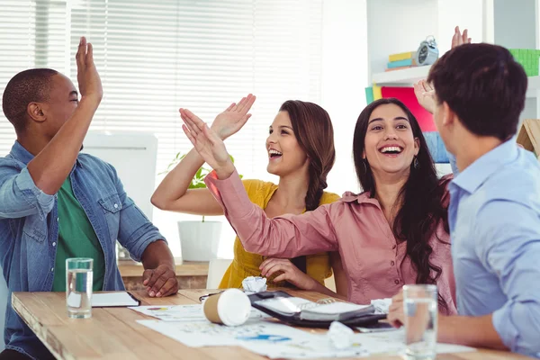 Creatieve team papier gooien in de lucht — Stockfoto