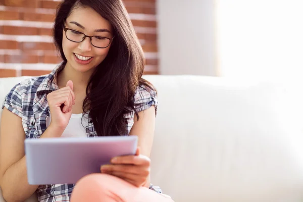 Mulher asiática no sofá usando tablet — Fotografia de Stock