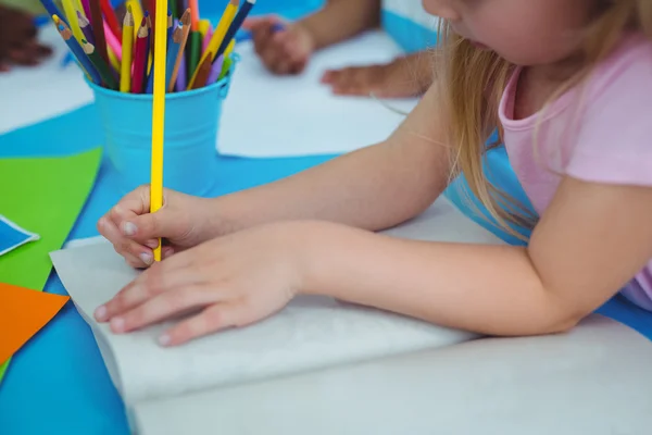 Glada barn njuta av konst och hantverk tillsammans — Stockfoto