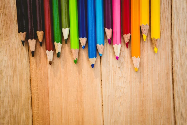 Crayons sur bureau en bois — Photo