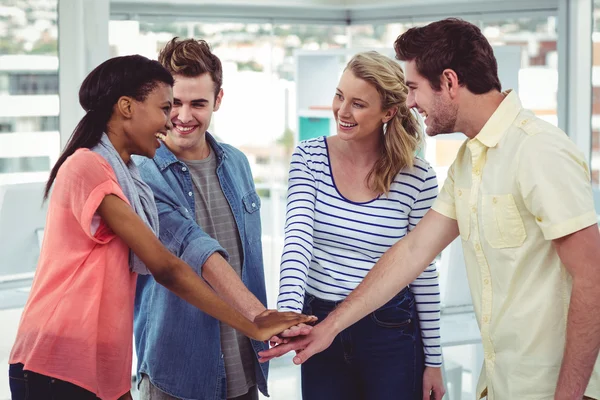 Equipe criativa feliz dando um gesto motivacional — Fotografia de Stock