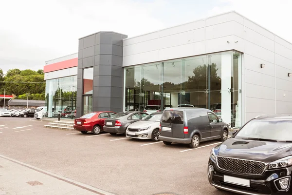 Car dealership at new car showroom — Stock Photo, Image