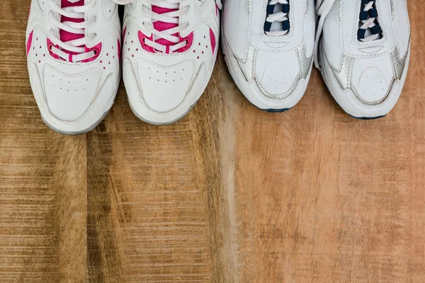 Laufschuhe auf Holztisch — Stockfoto