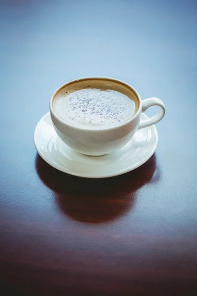 Cappuccino sur la table dans le café — Photo