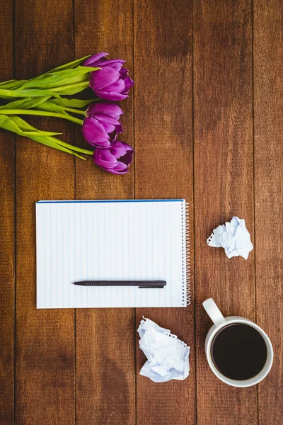 Lila Blumen und eine Tasse Kaffee — Stockfoto