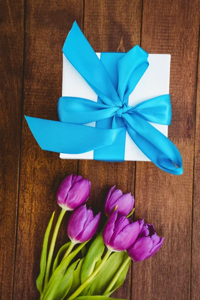 Purple flowers and blue gifts — Stock Photo, Image